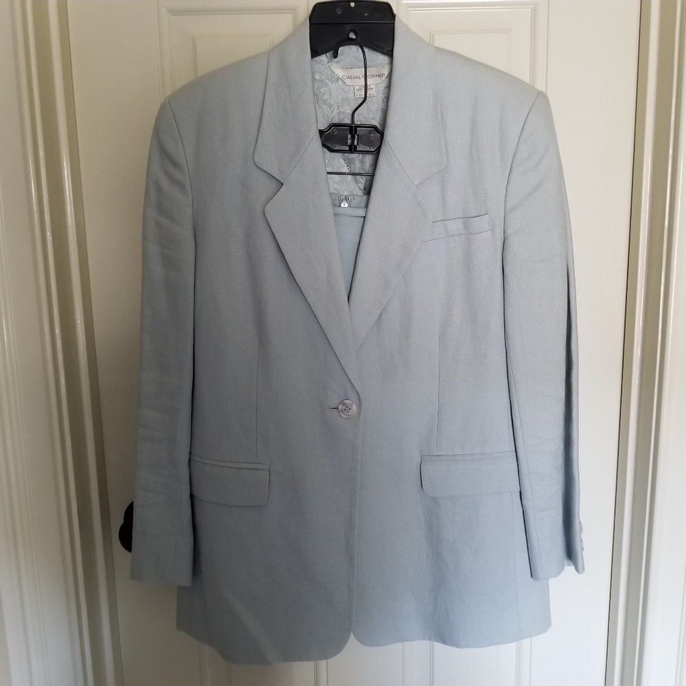 Beautiful 3pc Casual Corner suit. Size 8